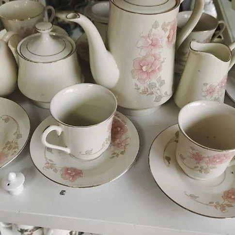 瓷片瓷片，各种摆件，沙锅，