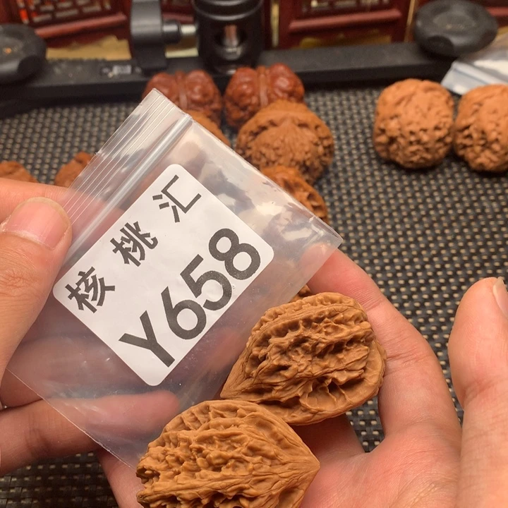 文玩核桃吊坠鸡心