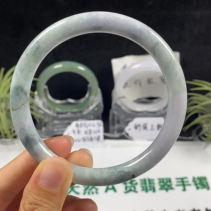 未镶嵌手镯翡翠67号。 64.4圈