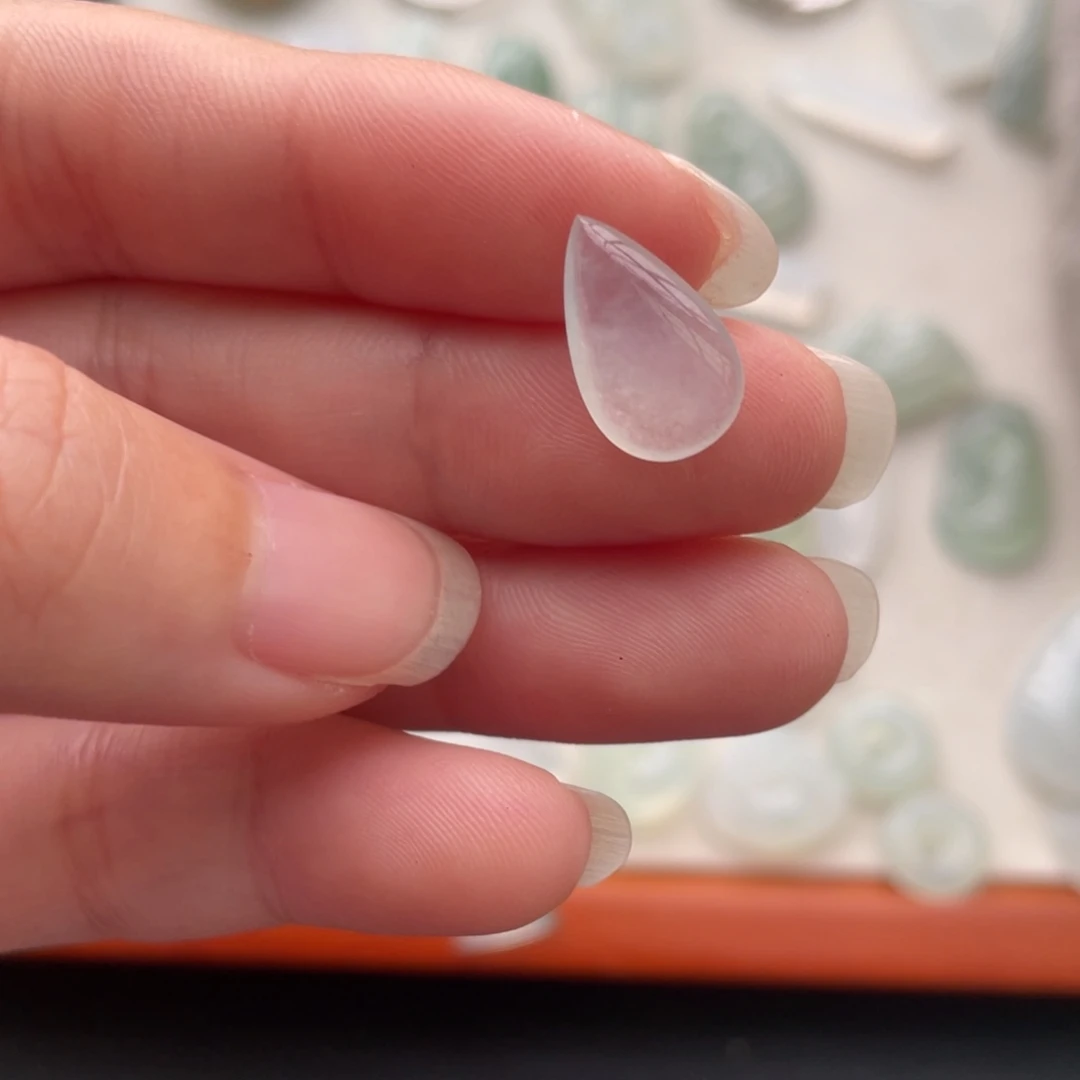 翡翠颈饰未镶嵌梵****?水滴