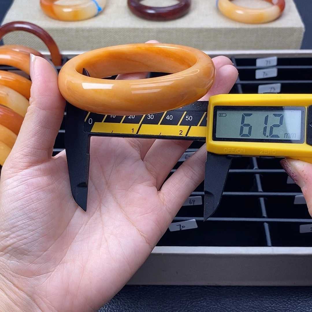 未镶嵌石英质玉（黄龙玉）手镯50号