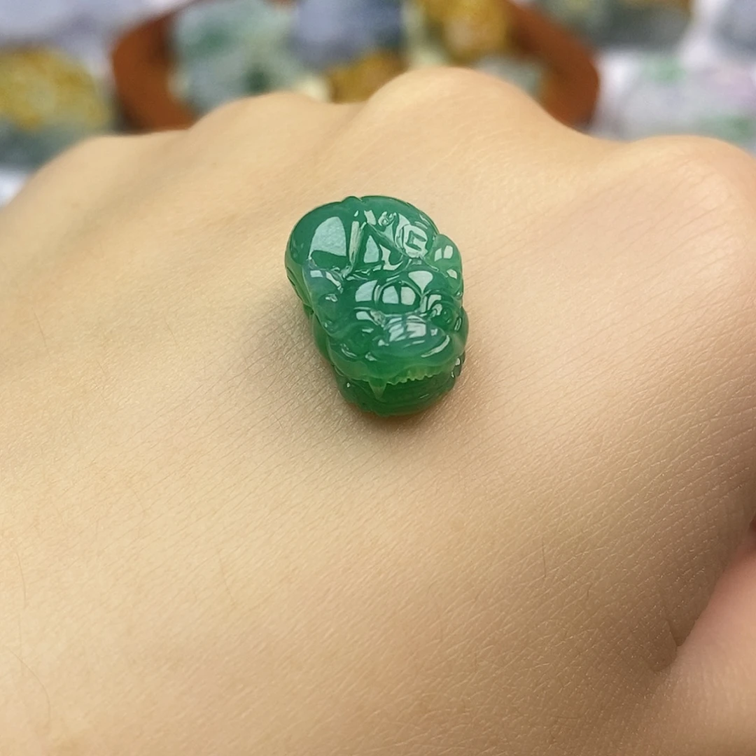 翡翠未镶嵌颈饰貔貅