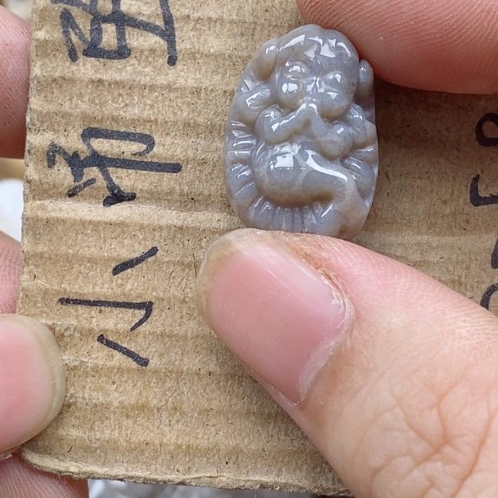 颈饰未镶嵌硅化珊瑚（珊瑚玉）锦****玉