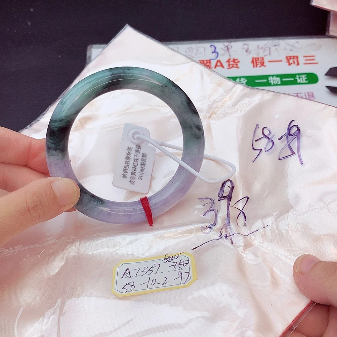 翡翠手镯未镶嵌翡翠