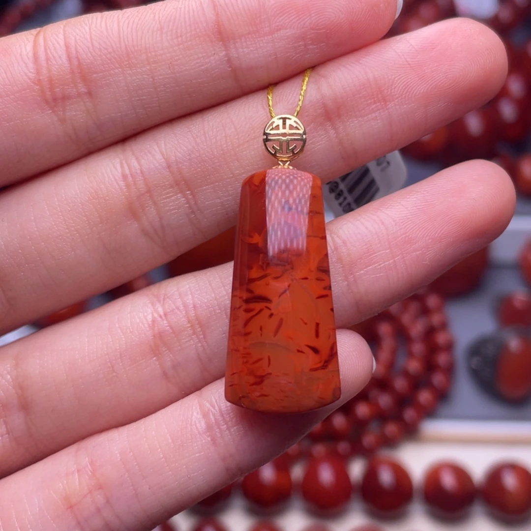 南红玛瑙18K金镶嵌其他高品瓦西妖火焰方牌吊坠