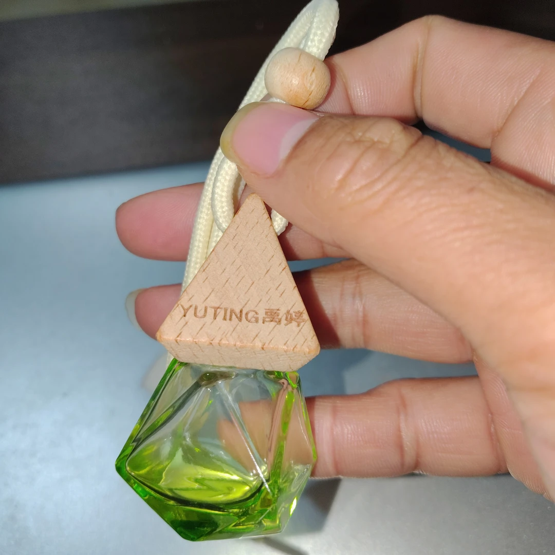 Coco 香味，车载挂件香。瓶型颜色随机