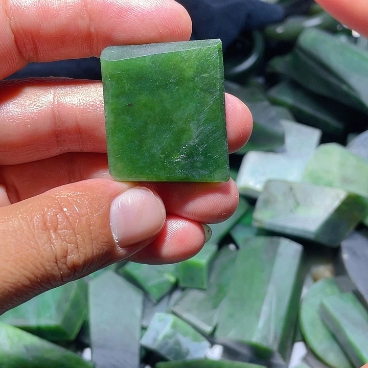 和田玉（碧玉）未镶嵌珠宝奇石