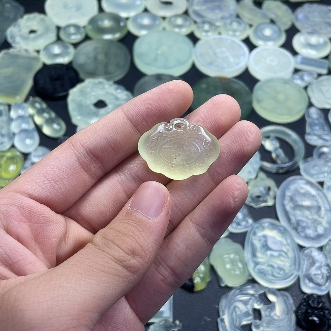 岫玉未镶嵌颈饰平安富贵锁