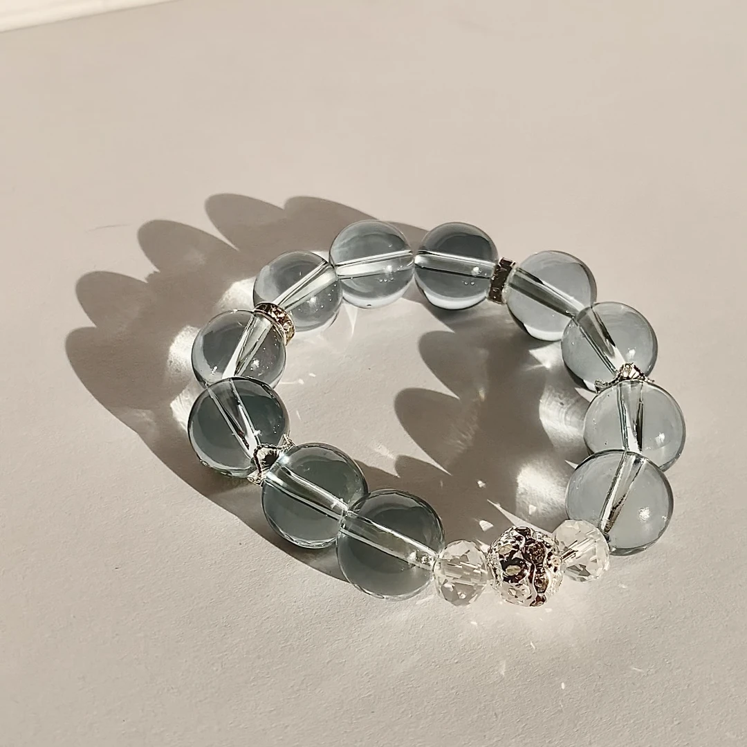 随机美美手链一条