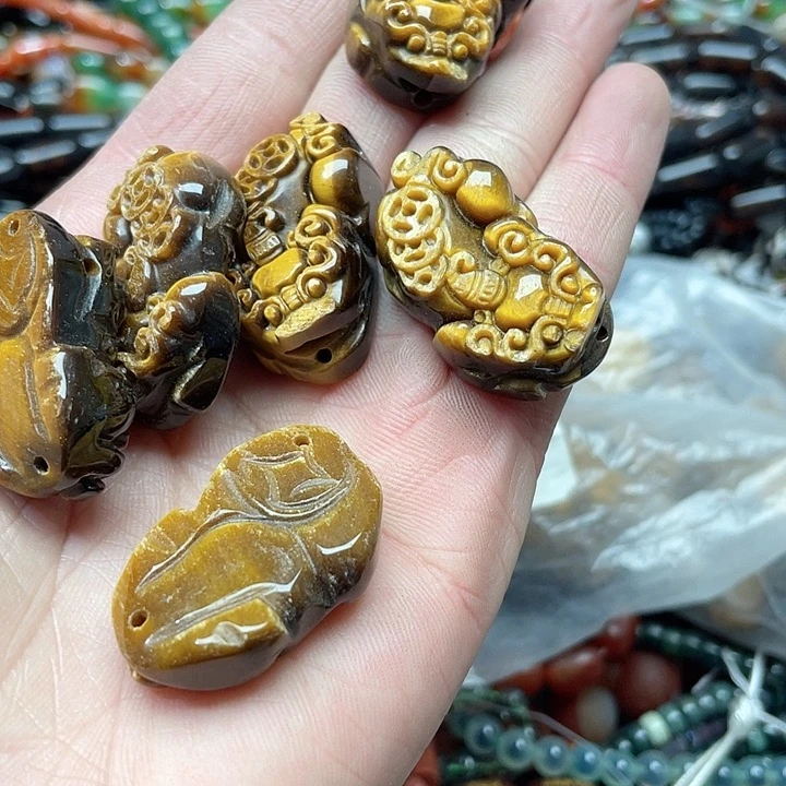 玛瑙/玉髓珠宝半成品未镶嵌一个貔貅吊坠虎眼