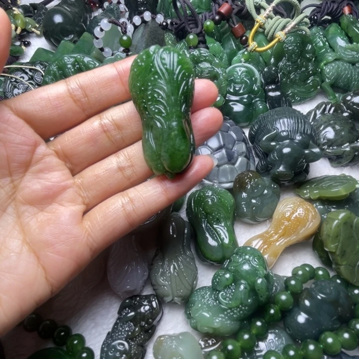 玲***户和田玉未镶嵌颈饰