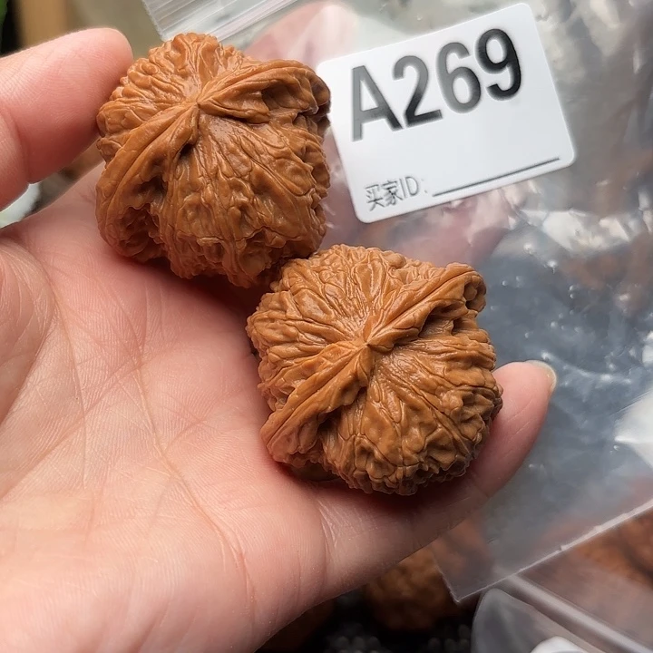 桃核把件核桃白狮子43