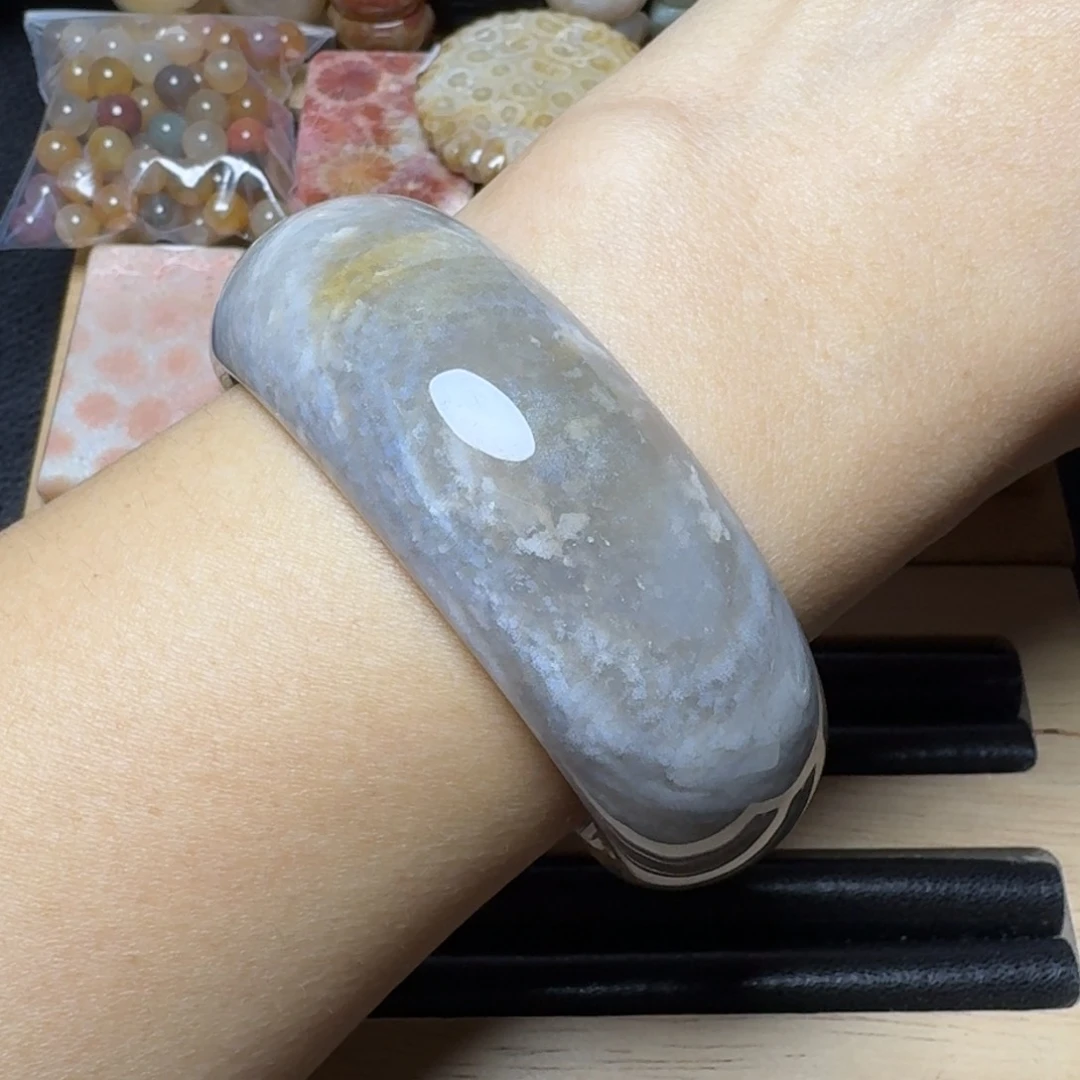 硅化玉57.5灰飘黄绿 鱼子纹，多子多福未镶嵌