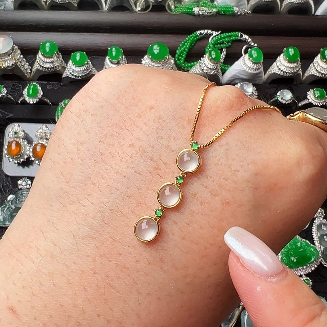 翡翠18K金镶嵌颈饰吊坠