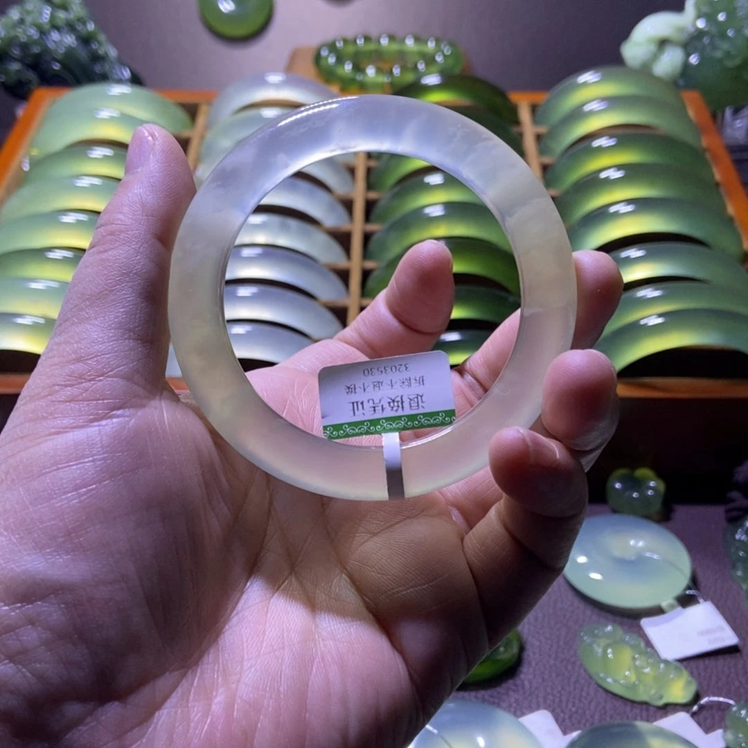 蛇纹石玉未镶嵌手镯