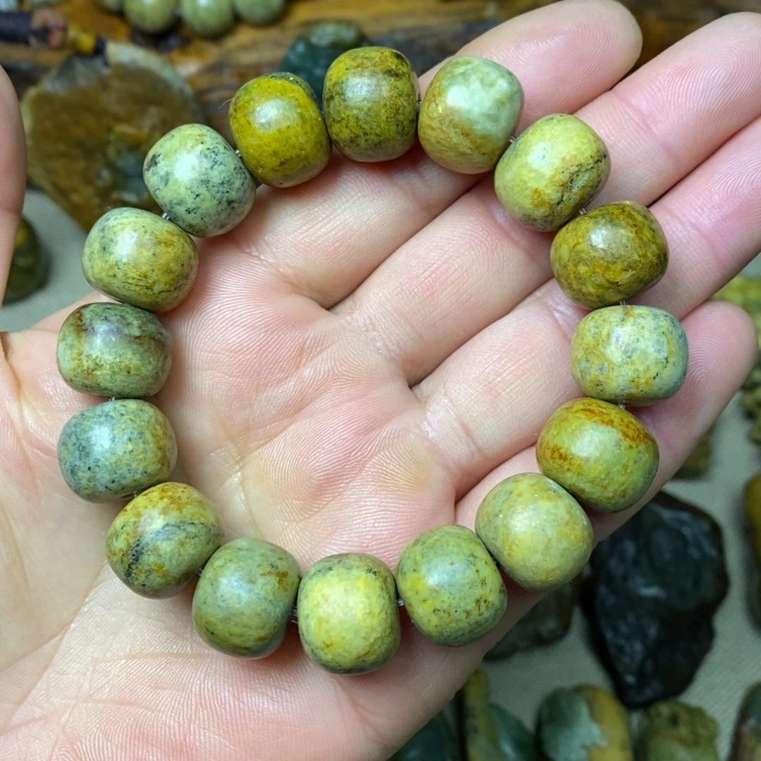 颈饰未镶嵌岫岩河磨玉（透闪石质玉）