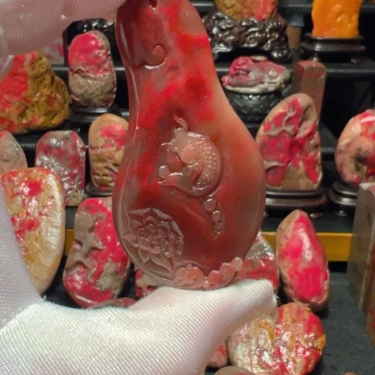 朱***馆昌化鸡血石精品挂件