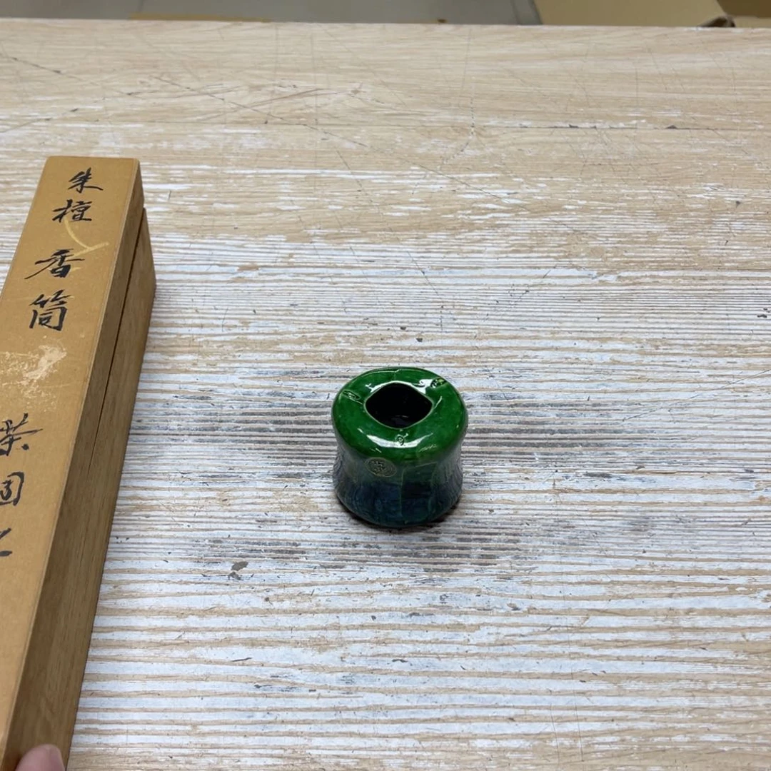 瓷片和**都密密麻麻地排列着一个