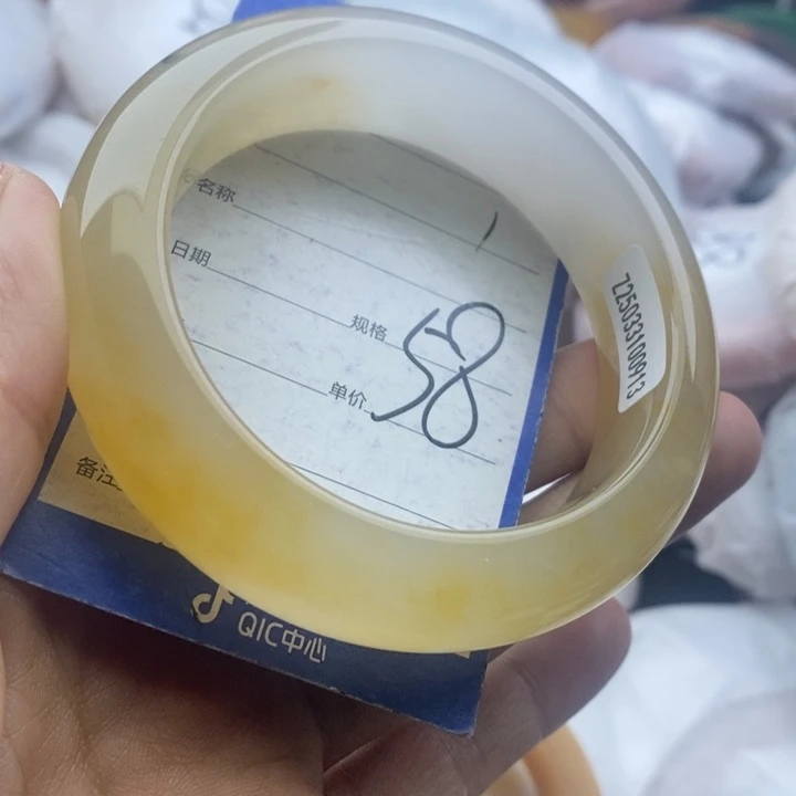 石英质玉手镯未镶嵌