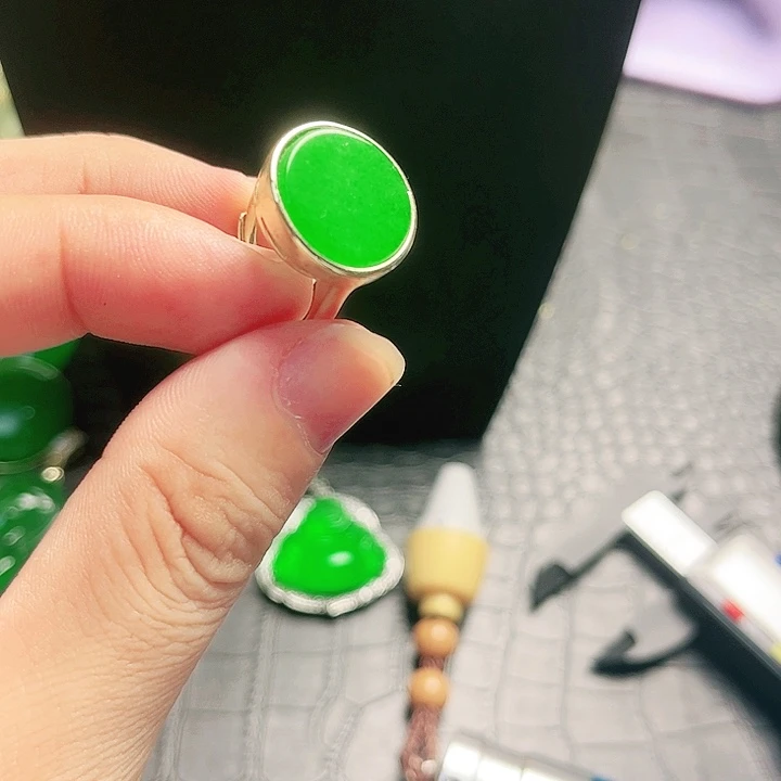 颈饰18K金镶嵌翡翠戒指