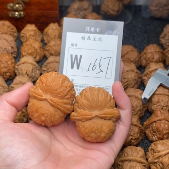 吊坠桃核小***?我是第一百44