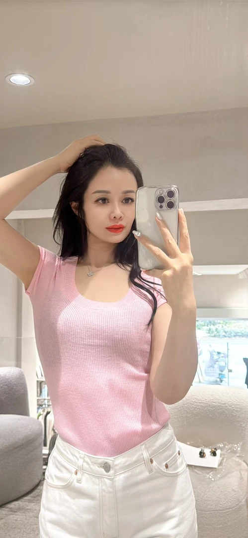 时尚驿站—U型领常规款修身撞色百搭针织衫