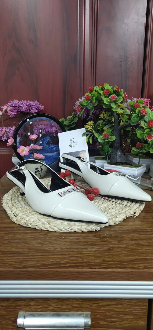 缘缘夏季前包后空尖头百搭女鞋3770 11，后跟微瑕，完美主义请勿购