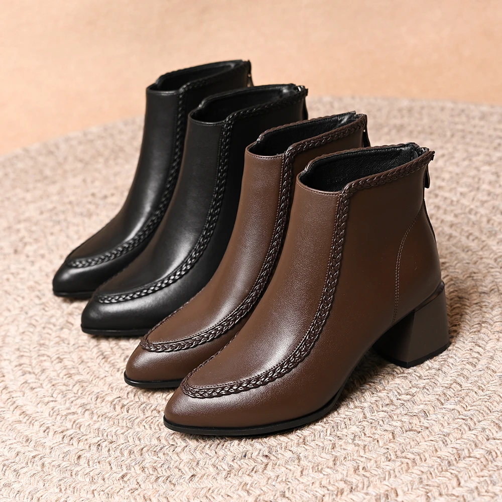 2025秋冬新款编织尖头粗跟短靴女舒适百搭后拉链高跟短筒时装靴