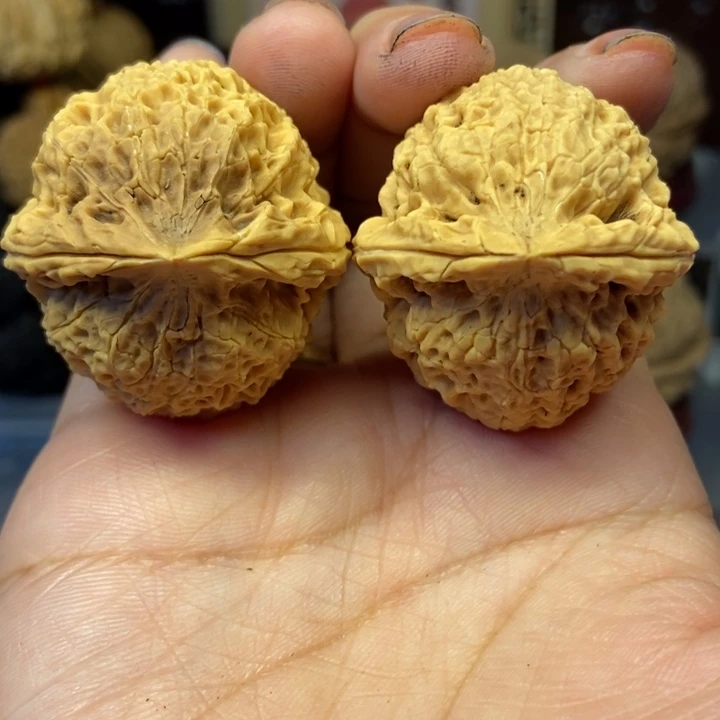 文玩核桃吊坠赤焰狮子