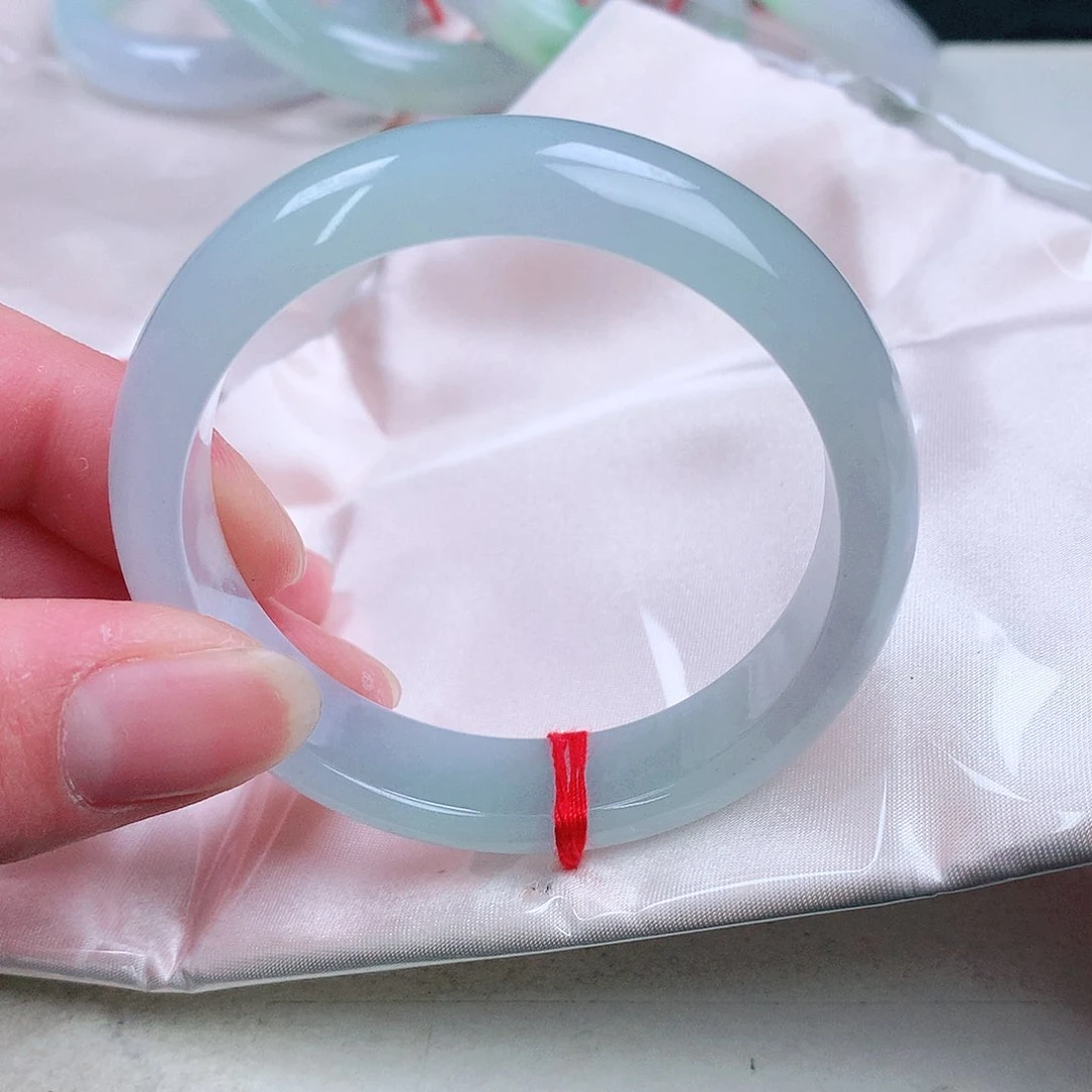 翡翠手镯未镶嵌。。