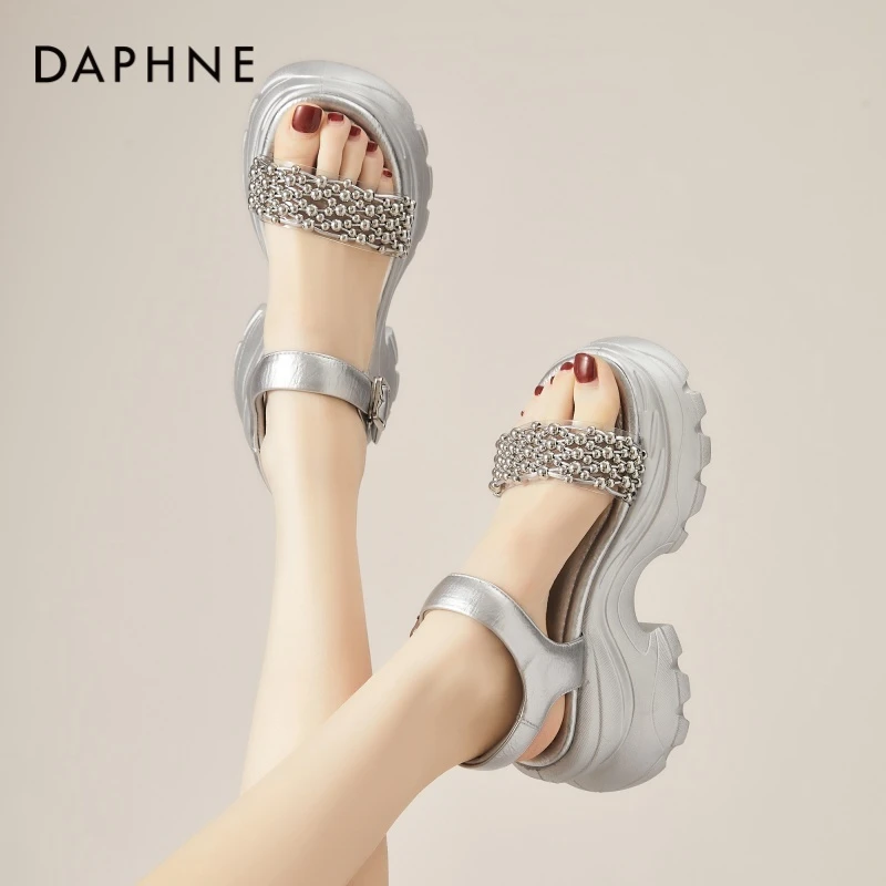 达芙妮厚底松糕一字带凉鞋女2025新款爆款配裙子小个子增高沙滩鞋