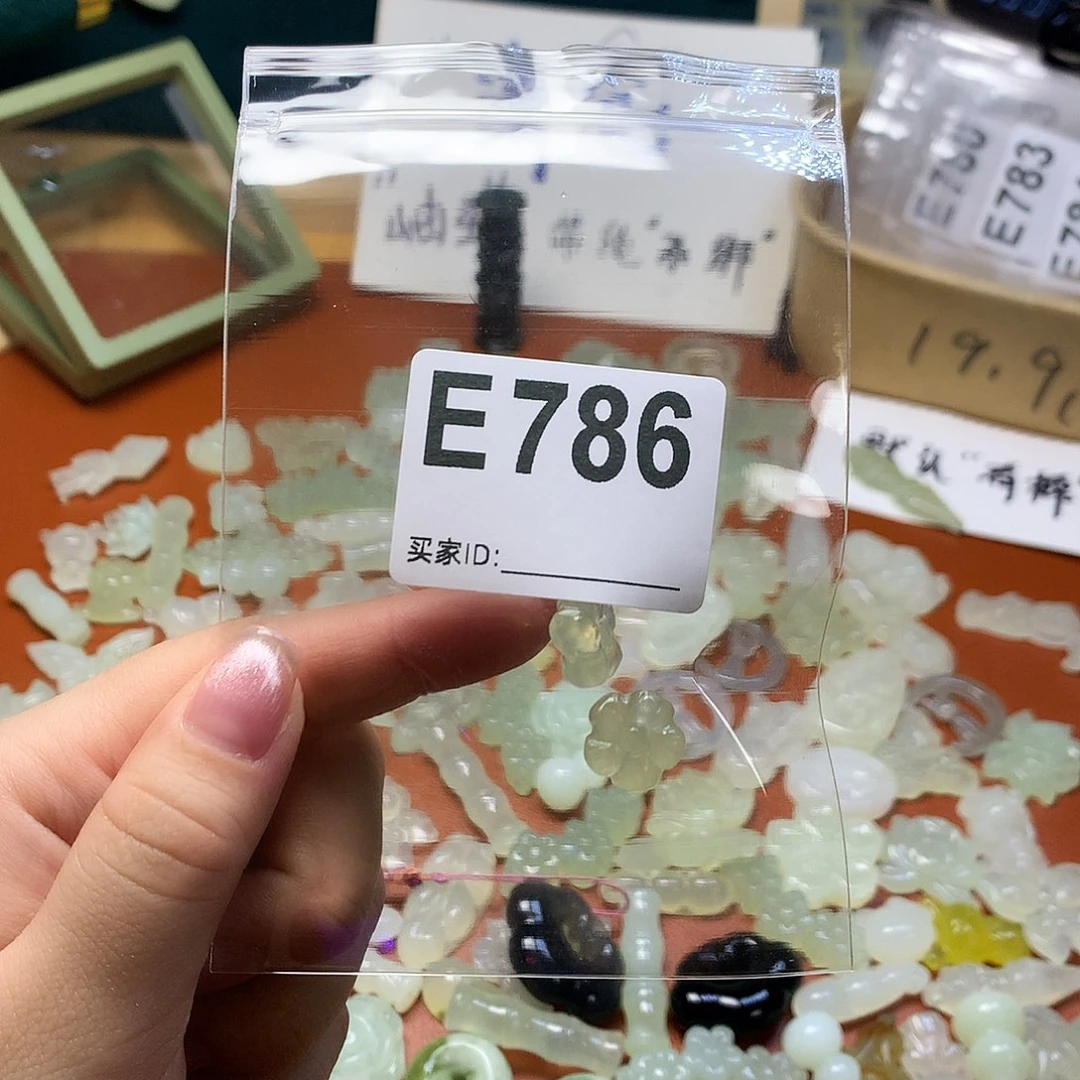 蛇纹石玉颈饰合金