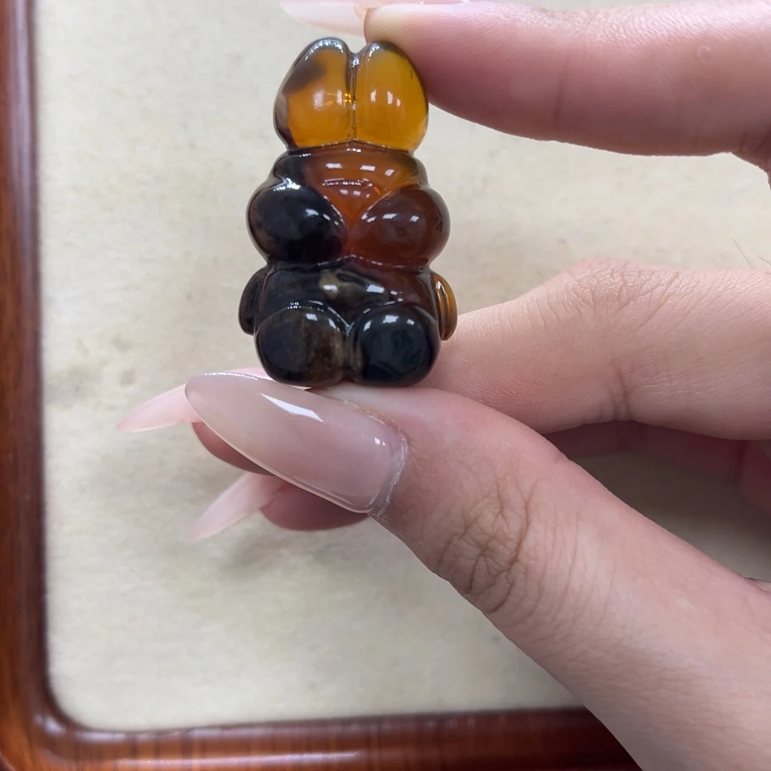 琥珀未镶嵌裸石天然琥珀半根半珀兔子