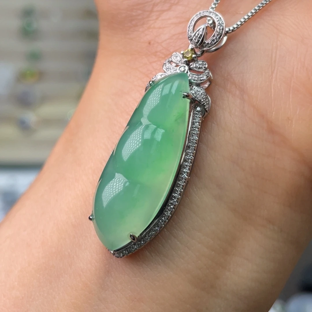 翡翠18K金镶嵌颈饰