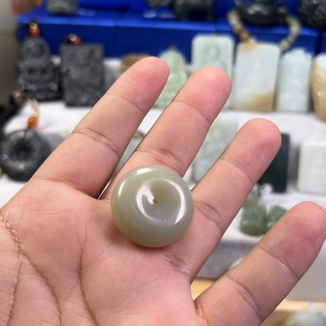 和田玉颈饰未镶嵌尽****陈