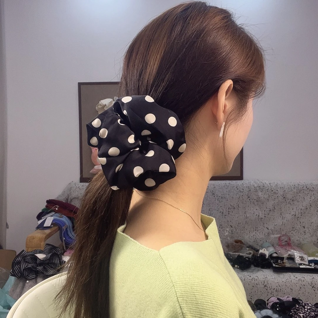 布艺非金属黑色波点充棉大肠圈