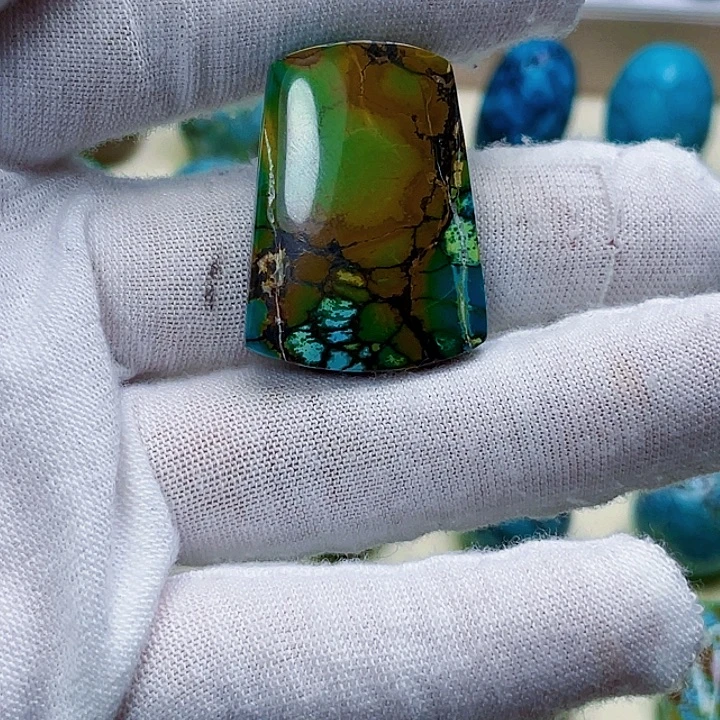 微***面绿松石未镶嵌颈饰