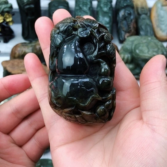 未镶嵌岫岩河磨玉（透闪石质玉）把件