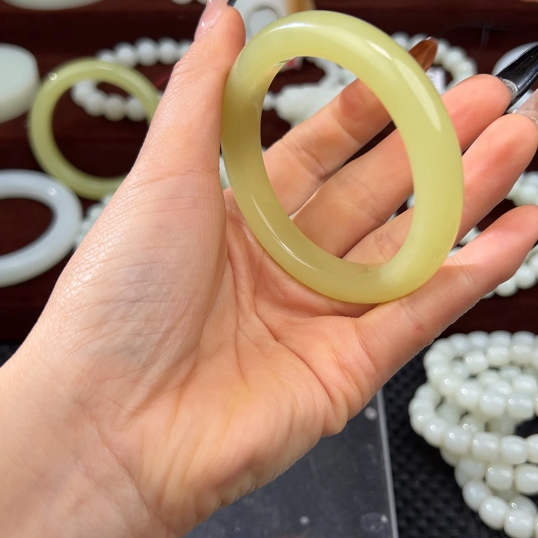 晕***鱼和田玉未镶嵌手镯