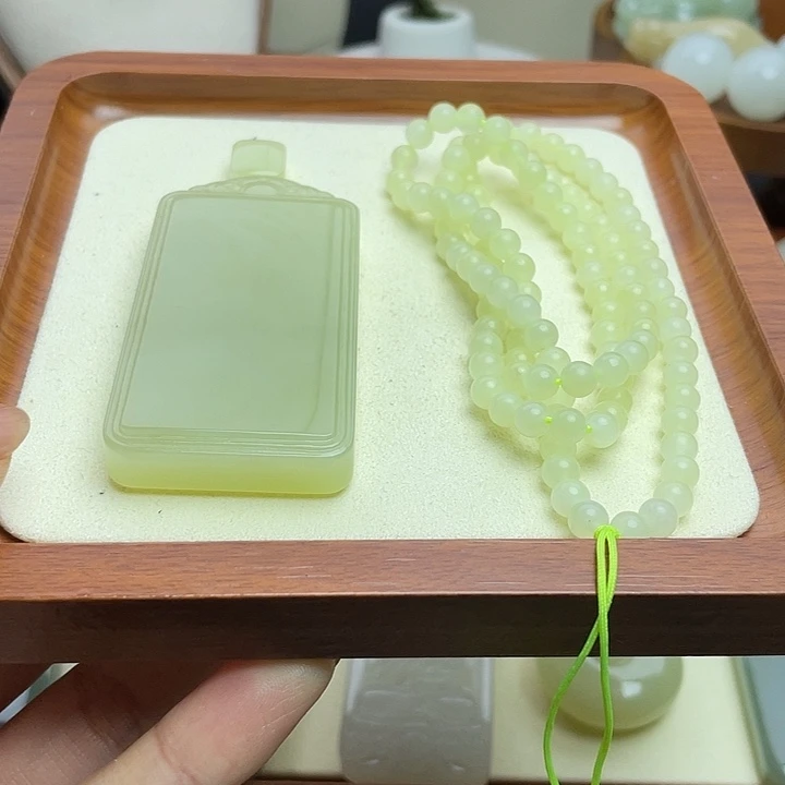 住***洲和田玉未镶嵌颈饰