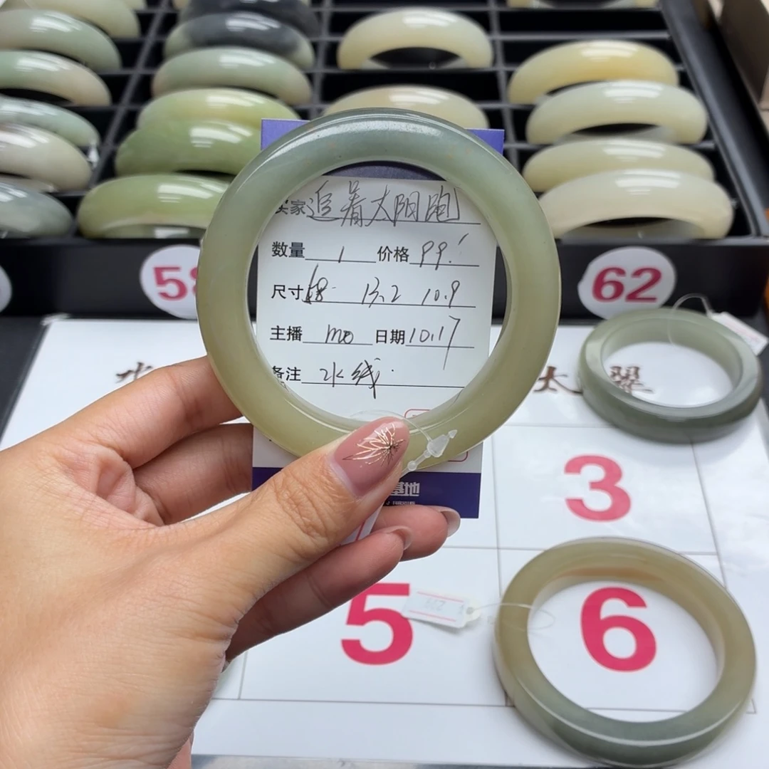 追***️石英质玉未镶嵌手镯