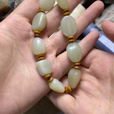 透闪石质玉未镶嵌珠宝奇石