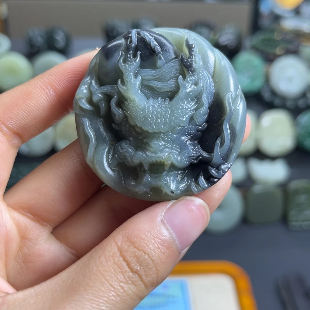 和田玉未镶嵌颈饰有瑕疵