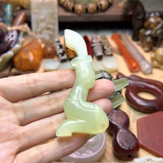 蛇纹石玉未镶嵌颈饰