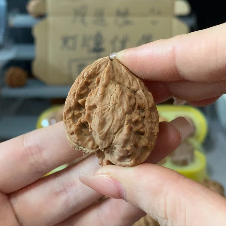ও***地吊坠文玩核桃异形单只，有瑕疵