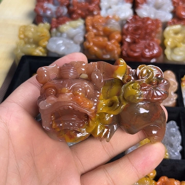 未镶嵌石英质玉（黄龙玉）颈饰