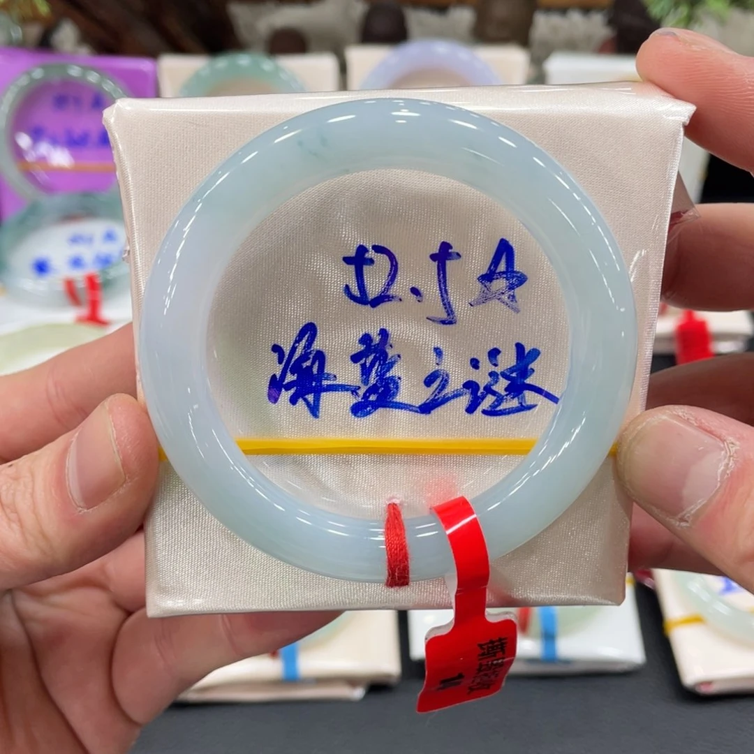 翡翠手镯未镶嵌翡翠