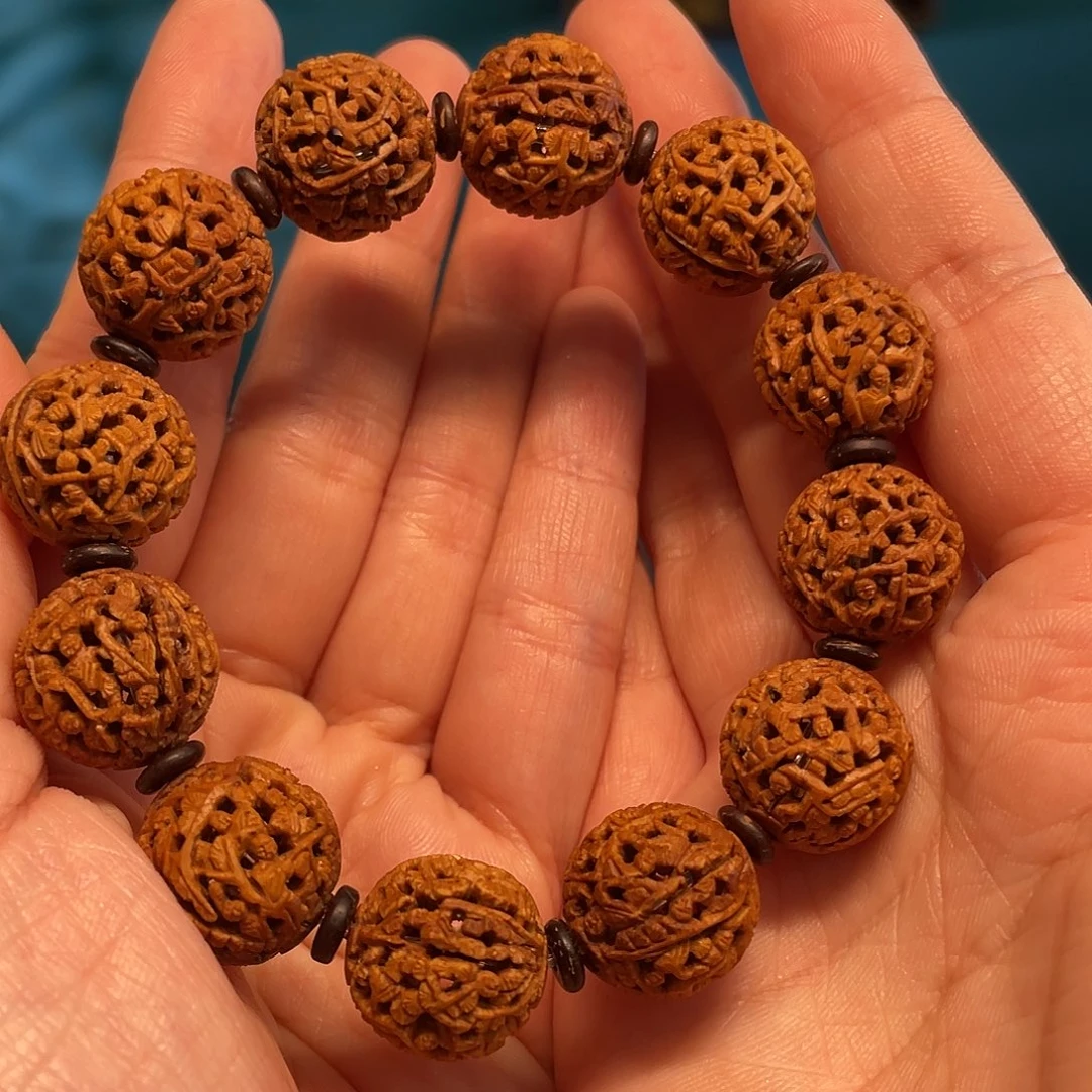 山桃核顶级细密工核雕作品