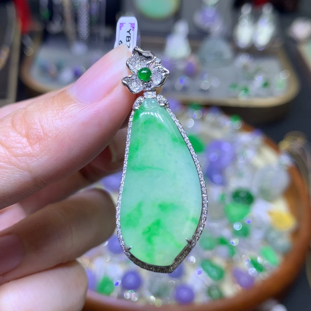 翡翠18K金镶嵌颈饰翡翠吊坠项链