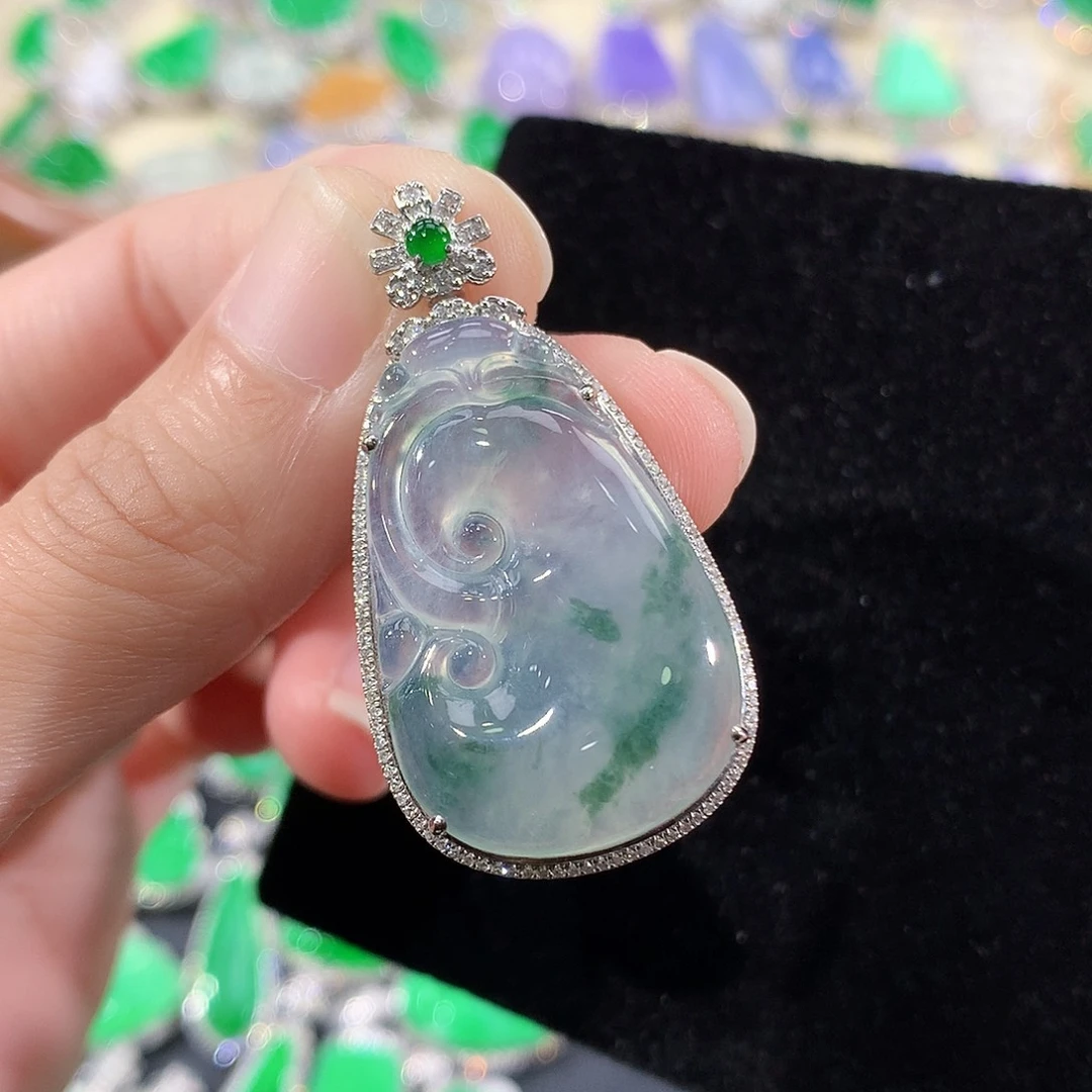 翡翠18K金镶嵌颈饰